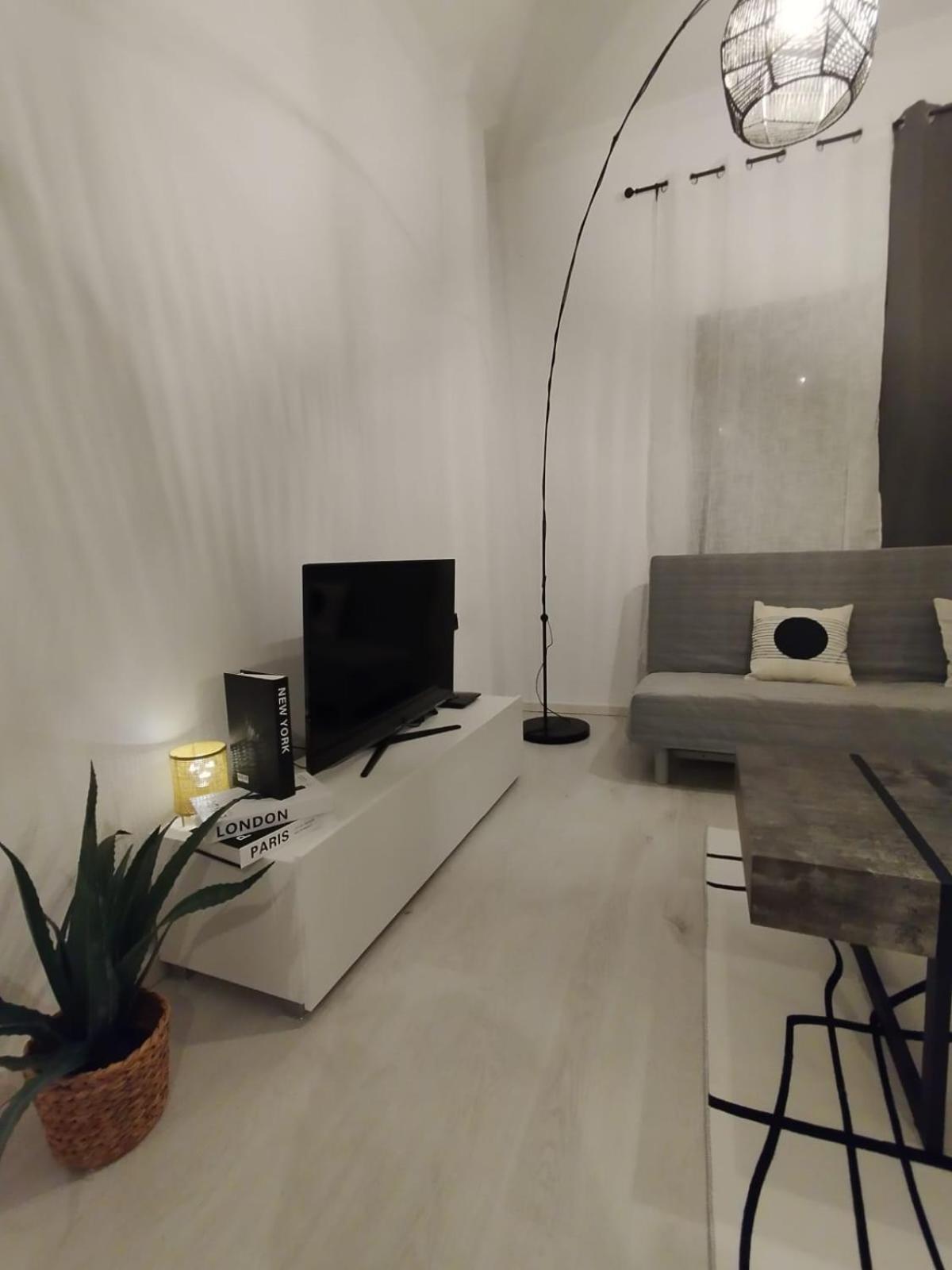 Black N' White Cozy Housegarden Alexandroupoli Exterior photo